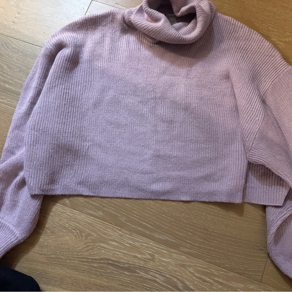 H&M purple sweater cropped